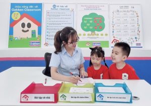 học sinh và cô giáo tại gakken classroom