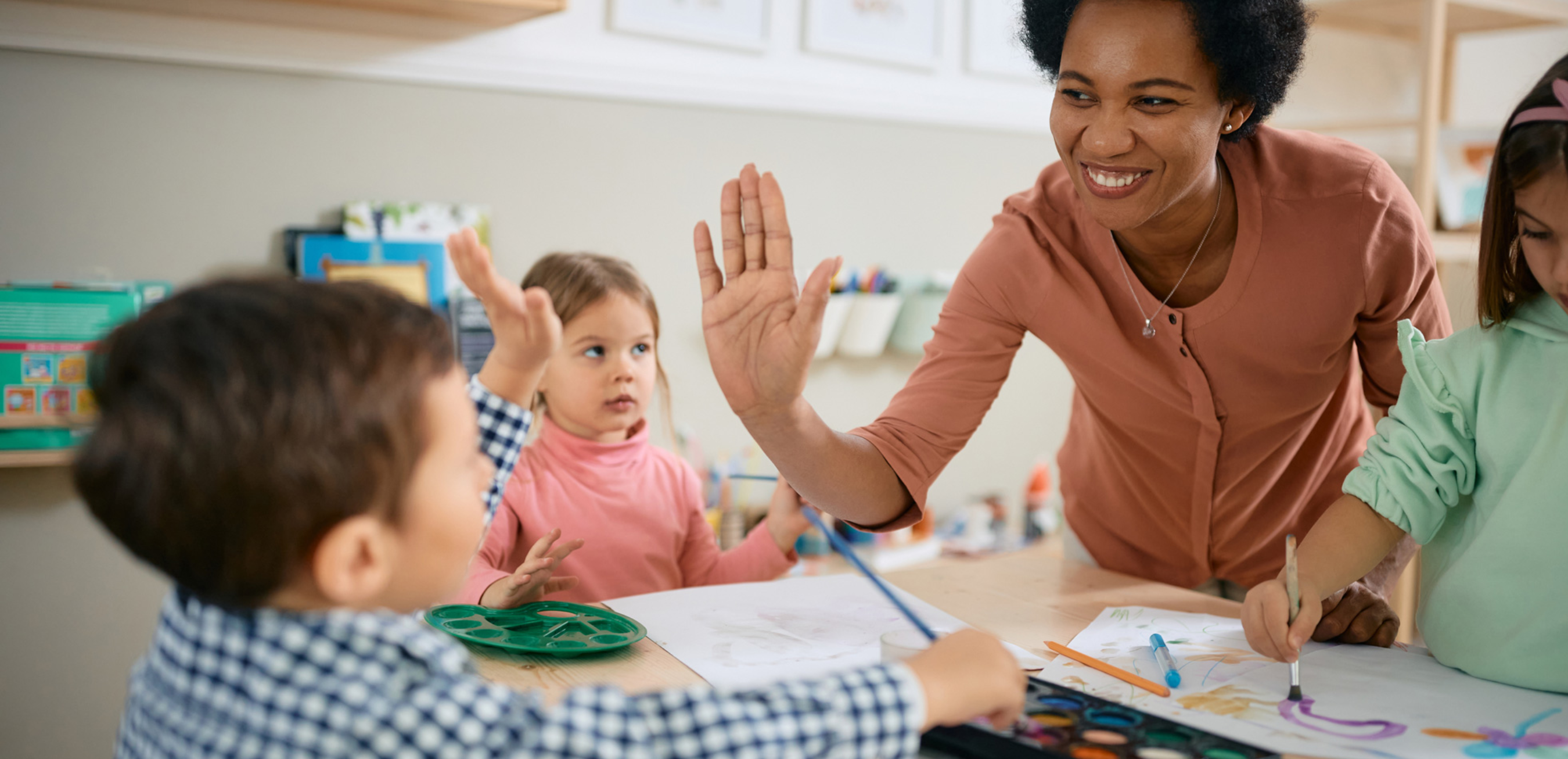 Giáo viên trong thời đại 4.0 không còn chỉ giảng bài mà trở thành người định hướng, đồng hành và hỗ trợ học sinh trong môi trường giáo dục số, cá nhân hóa và hiện đại.