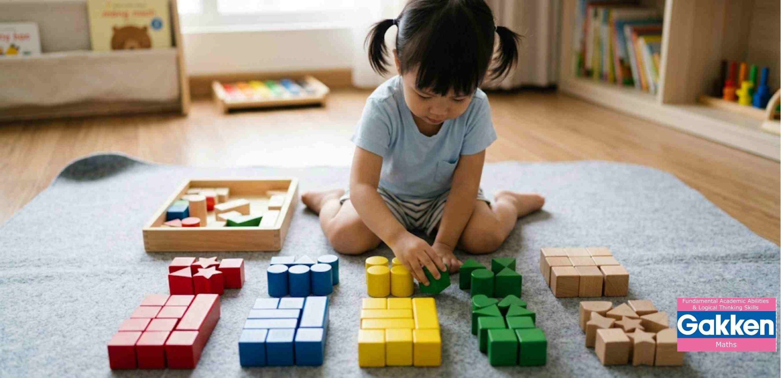 Bé đang sắp xếp các khối gỗ màu sắc theo quy luật, thể hiện thay đổi giáo dục với định hướng Biến Học qua trải nghiệm thành một bộ môn nghệ thuật khoa học, giúp trẻ phát triển tư duy logic, khả năng quan sát và giải quyết vấn đề thông qua hoạt động thực hành.