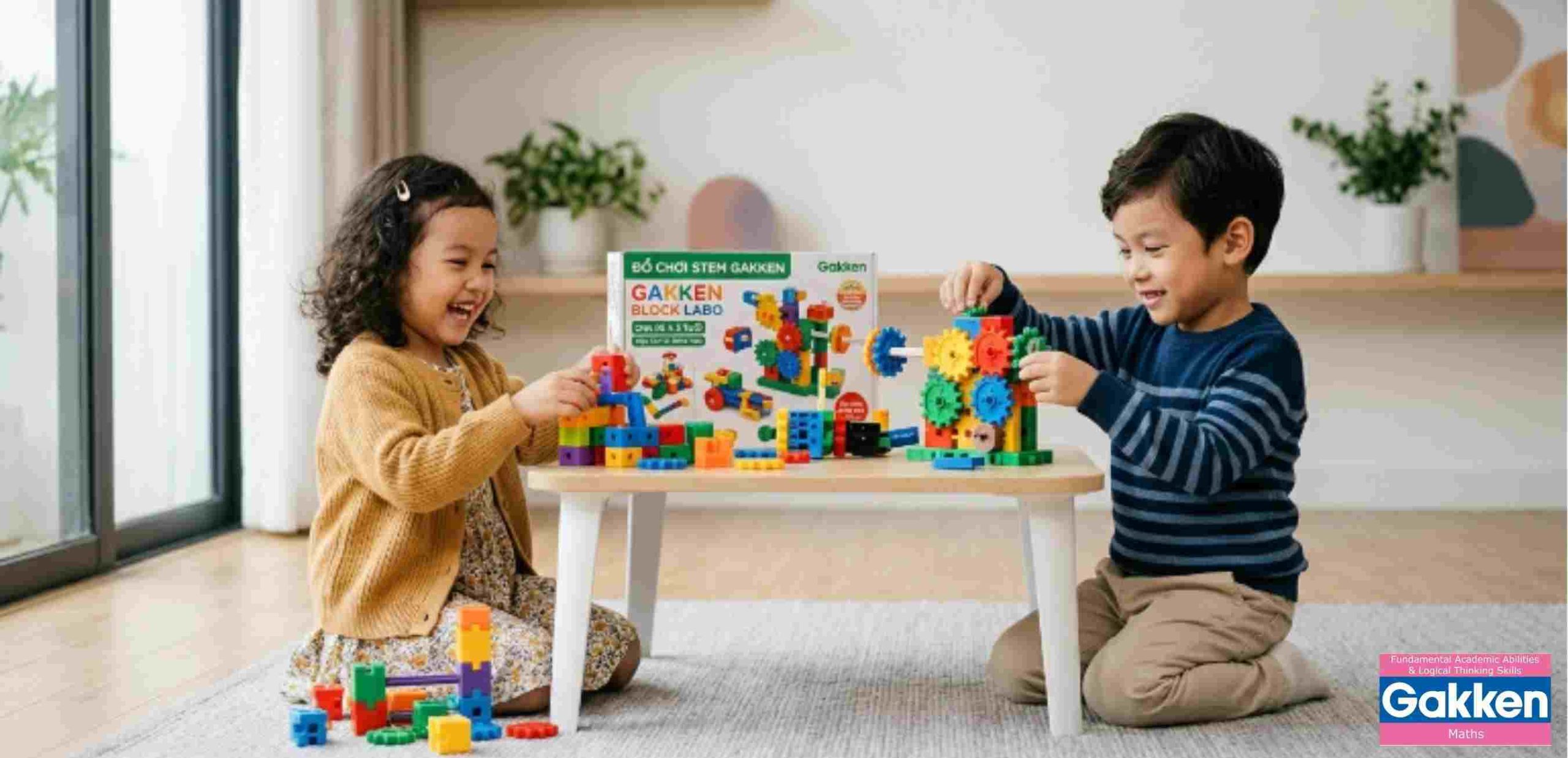 Đồ chơi STEM cho trẻ 3-5 tuổi – Hình ảnh hai trẻ nhỏ đang vui vẻ cùng chơi bộ đồ chơi STEM lắp ghép nhiều màu sắc. Các bé chủ động xây dựng mô hình với bánh răng, khối hình và nhiều chi tiết kết nối, qua đó có cơ hội khám phá cách các bộ phận phối hợp với nhau. Với đồ chơi STEM cho trẻ 3-5 tuổi, cha mẹ có thể ưu tiên những bộ đồ chơi khuyến khích trẻ lắp ráp, thử nghiệm, tư duy không gian, giải quyết vấn đề và hợp tác với bạn bè trong quá trình chơi.