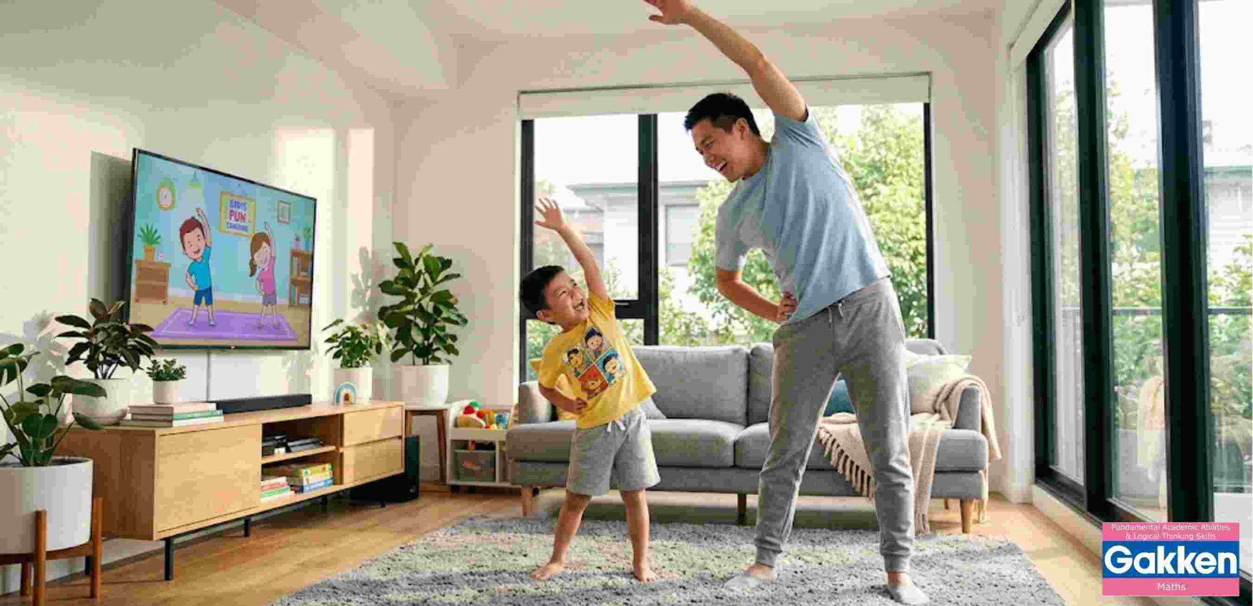 Hai bố con thực hiện các động tác vận động theo hướng dẫn trên màn hình TV, tạo nên khoảnh khắc vừa rèn luyện sức khỏe vừa gắn kết gia đình. Xây dựng thói quen buổi sáng với những hoạt động vận động đơn giản giúp trẻ hình thành nếp sinh hoạt tích cực và khởi đầu ngày mới tràn đầy năng lượng.