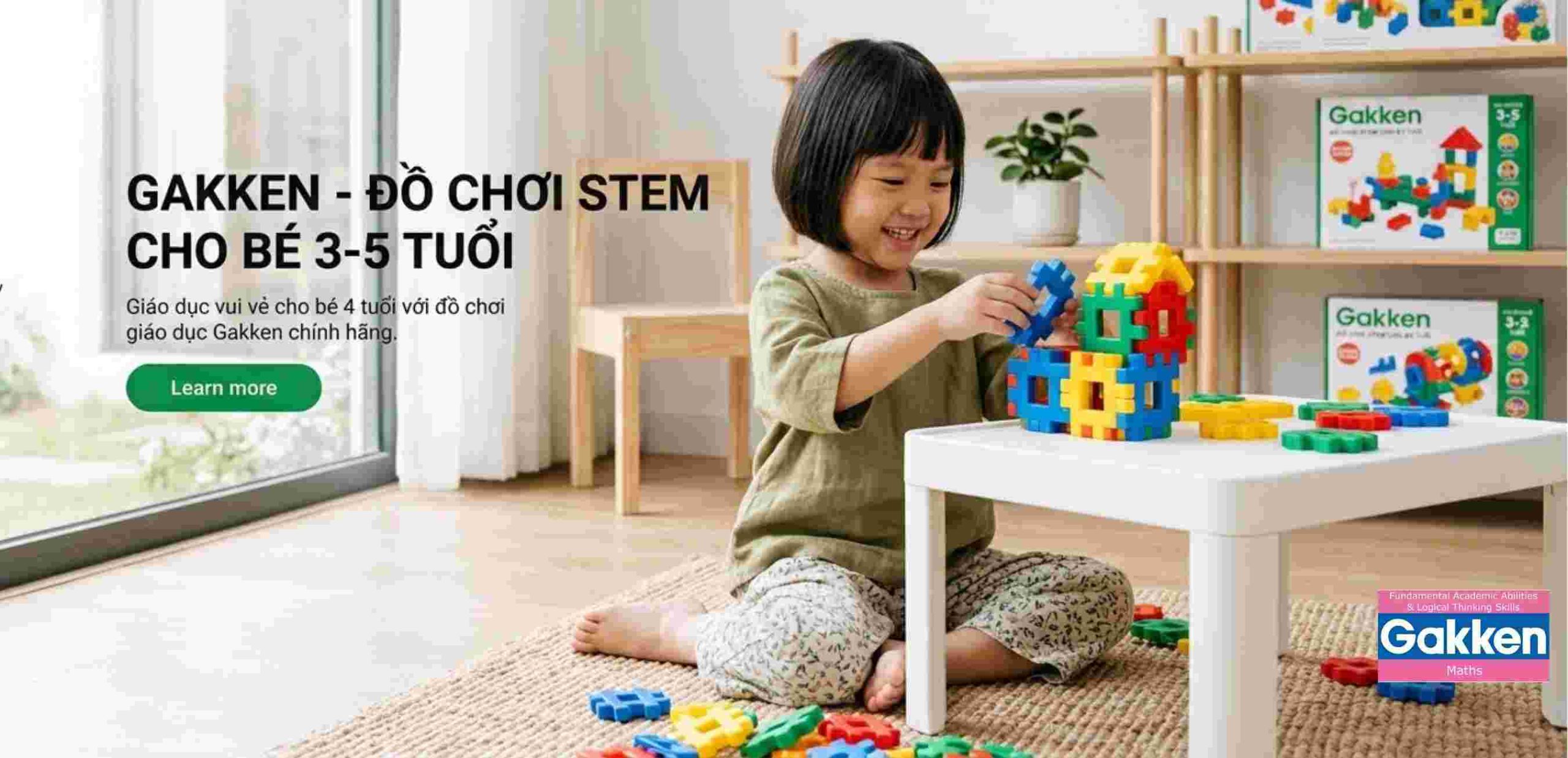 Đồ chơi STEM cho trẻ 3-5 tuổi - hình ảnh một bé gái đang hào hứng lắp ghép các khối đồ chơi nhiều màu sắc trong không gian học tập tại nhà. Xung quanh bé là các bộ đồ chơi giáo dục Gakken, tạo nên môi trường khuyến khích trẻ khám phá và học hỏi thông qua chơi. Hình ảnh tập trung vào những sản phẩm giúp phát triển tư duy logic, khả năng giải quyết vấn đề, sự sáng tạo, phối hợp tay – mắt và tính chủ động của trẻ.